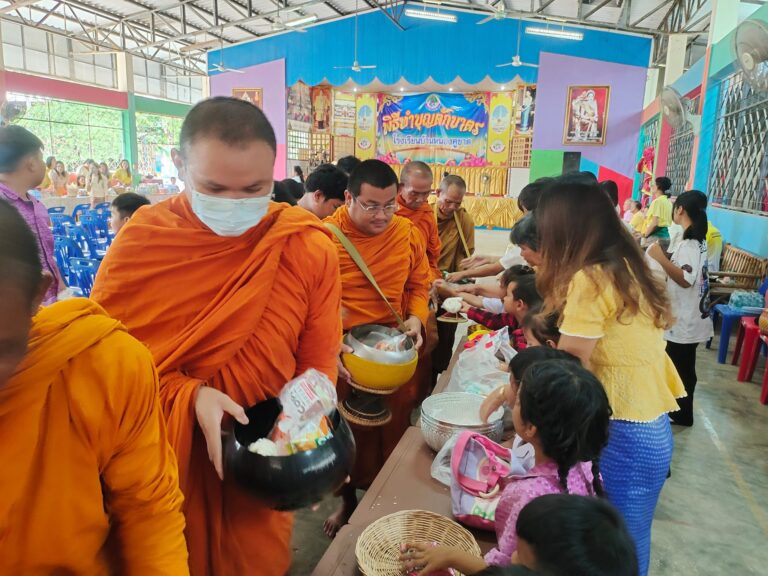 กิจกรรมทำบุญตักบาตร เนื่องในโอกาสสมเด็จพระเจ้าอยู่หัวมหาวชิราลงกรณ บดินทรเทพยวรางกูร พระปรมาภิไธย ทรงเจริญพระชนมพรรษา 6 รอบ